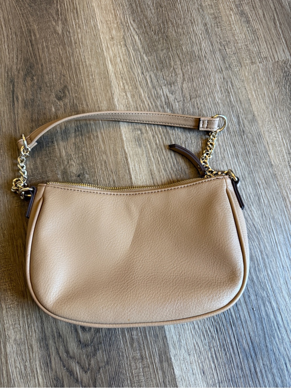 Classic Tan Leather Bag with Chain Accent